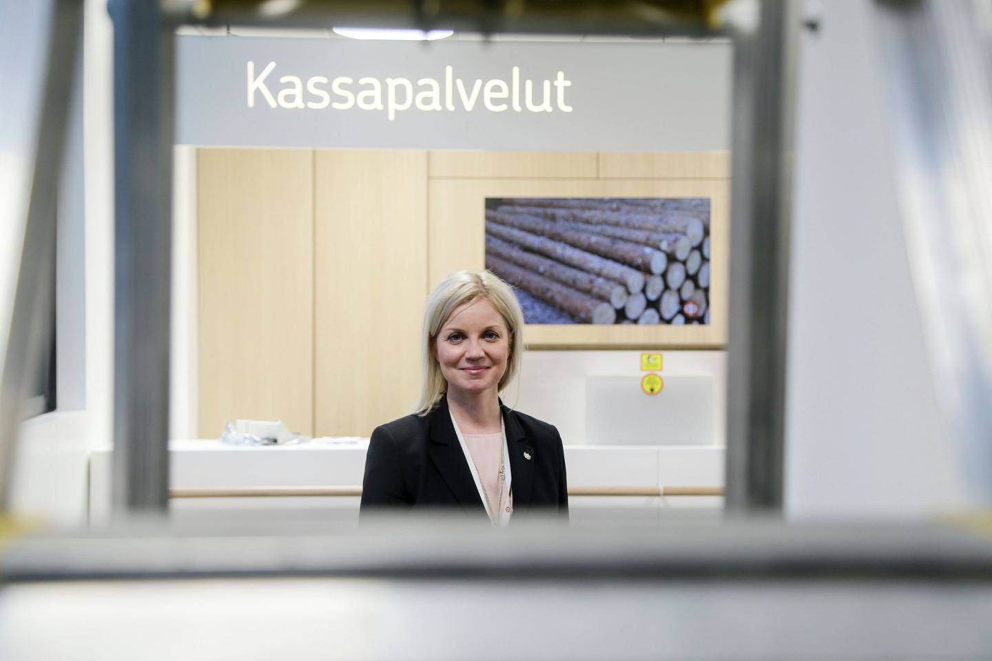 Niina Viljakainen iloitsee Etelä-Karjalan Osuuspankin tulossa olevista pikkujouluista.