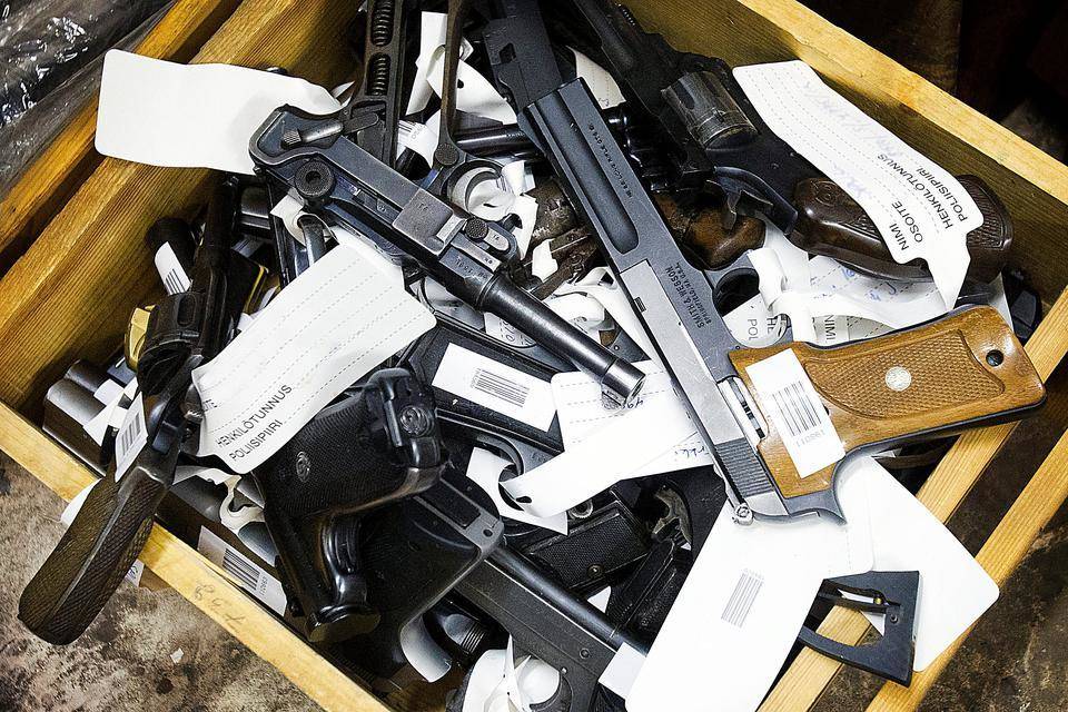 Poliisin ase- ja patruunakeräyksellä hurja suosio – yli 120 asetta jo luovutettu ja yli 500 kiloa nalleja