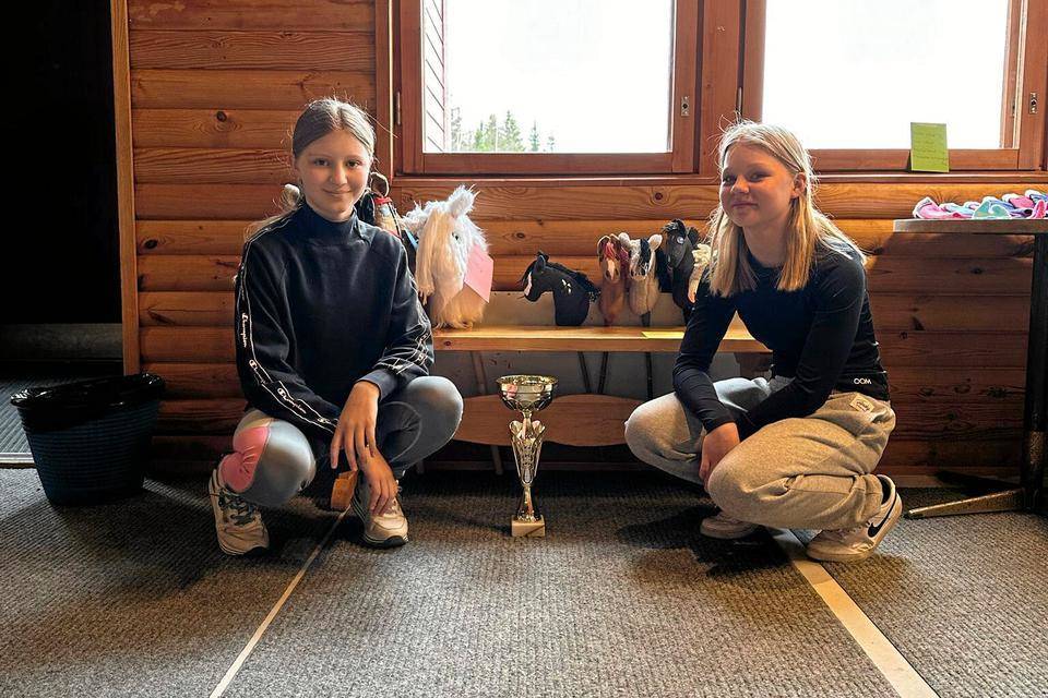 Mäntsäläläiset Aada Vanhala ja Jane Väyrynen järjestivät keppihevoskilpailut Hirvihaarassa