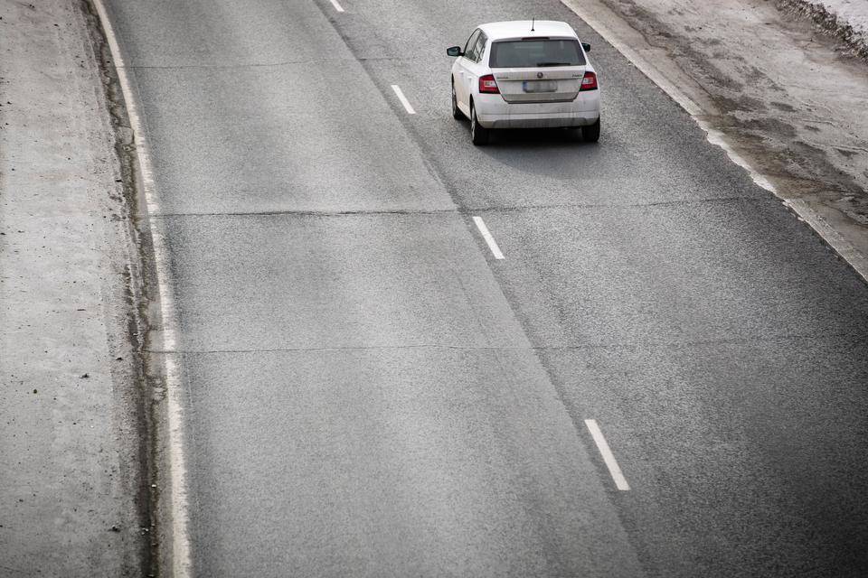 Lukijan Sanomat | Asvaltin halkeamat aiheuttavat vikaa autoon – "Olen nähnyt lukuisia"